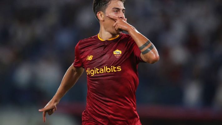 ROME, ITALY - AUGUST 30: Paulo Dybala of AC Monza celebrates after scoring their team's first goal during the Serie A match between AS Roma and AC Monza at Stadio Olimpico on August 30, 2022 in Rome, Italy. (Photo by Paolo Bruno/Getty Images) Dybala è atterrato a Roma all’alba: è il primo degli argentini a tornare al lavoro - immagine 1