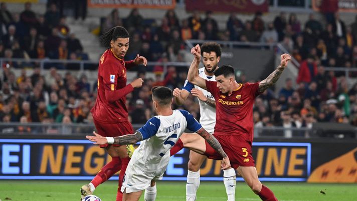 L’harakiri di Ibanez regala il derby alla Lazio: Roma sconfitta 1-0. Pellegrini ko - immagine 1