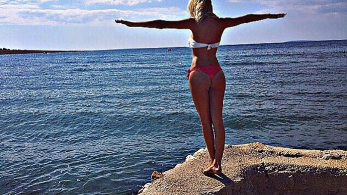 Tifose “mondiali”, la Epic Sister di Brozovic festeggia: foto e corpo da urlo Tifose “mondiali”, la Epic Sister di Brozovic festeggia: foto e corpo da urlo