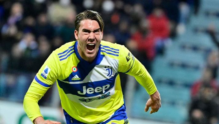 Juventus' Serbian forward Dusan Vlahovic celebrates after scoring his team's second goal during the Italian Serie A football match between Cagliari and Juventus at the Unipol Domus stadium in Cagliari on April 9, 2022. (Photo by Alberto PIZZOLI / AFP) (Photo by ALBERTO PIZZOLI/AFP via Getty Images) Gazzetta: “Allegri pensa di far riposare Vlahovic! La probabile formazione della Juve” - immagine 1