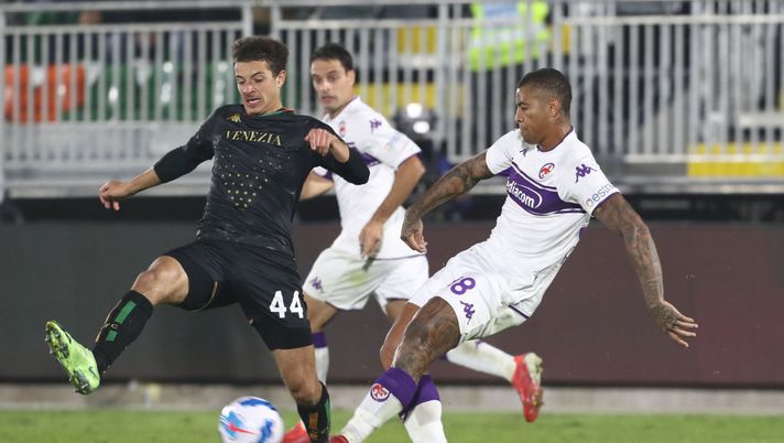 VENICE, ITALY - OCTOBER 18: Ethan Ampadu of Venezia competes for the ball with Igor Julio of Fiorentina during the Serie A match between Venezia FC and ACF Fiorentina at Stadio Pier Luigi Penzo on October 18, 2021 in Venice, Italy. (Photo by Maurizio Lagana/Getty Images) Venezia, Ampadu avverte la Fiorentina: “Serve di più, fiduciosi sulla salvezza” - immagine 1
