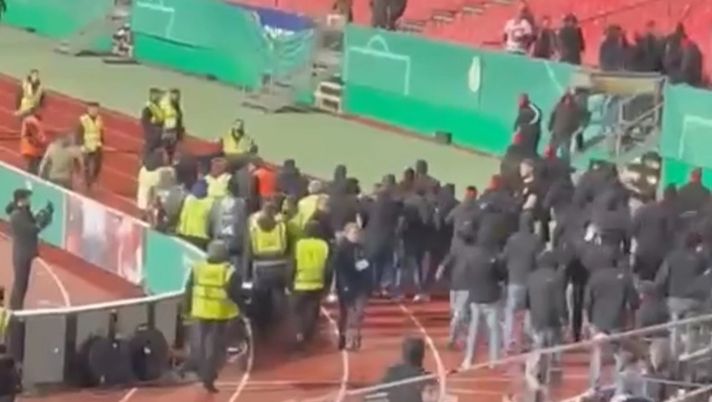 DFB Pokal, violenti scontri in campo tra gli ultras di Norimberga e Stoccarda - immagine 1