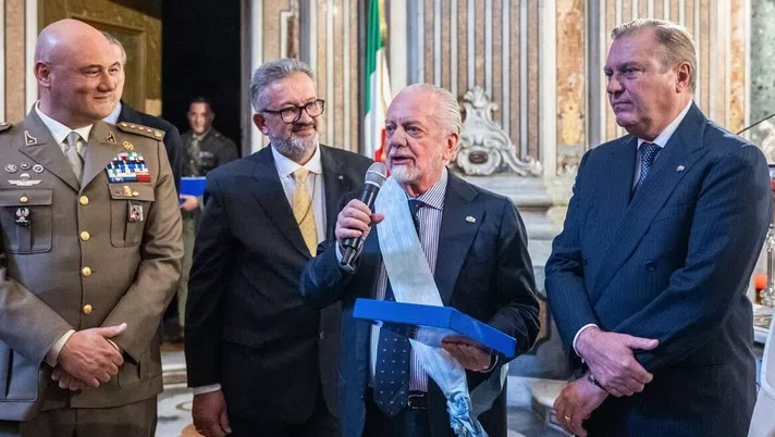 De Laurentiis alla Nunziatella diventa Cavaliere: “Sono onorato! Bisogna essere fatalisti…” - immagine 1