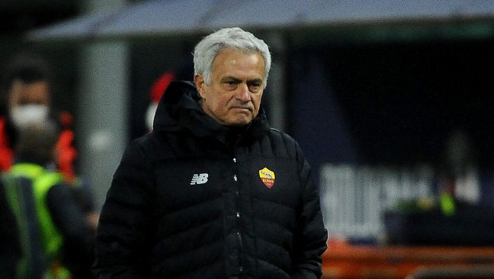 BOLOGNA, ITALY - DECEMBER 01: José Morinho head coach of AS Roma looks on at the half time break of the Serie A match between Bologna FC v AS Roma at Stadio Renato Dall'Ara on December 01, 2021 in Bologna, Italy. (Photo by Mario Carlini / Iguana Press/Getty Images) Il silenzio di Mourinho - immagine 1