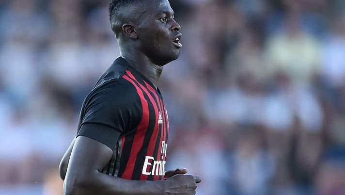AC Milan's French forward Mbaye Niang runs during the friendly football between Bordeaux and AC Milan on July 16, 2016 at the Armandie stadium in Agen, southwestern France. / AFP / NICOLAS TUCAT (Photo credit should read NICOLAS TUCAT/AFP/Getty Images) MILAN – Formazione, pronti tanti cambi: rischia Niang, torna Antonelli, che novità a centrocampo! - immagine 1
