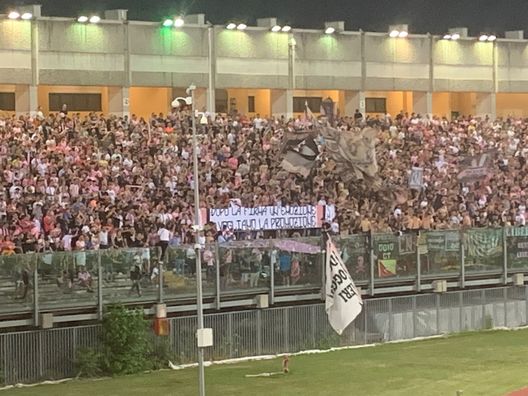 FOTO Padova-Palermo, striscione rosanero nel settore ospiti dell’ “Euganeo” FOTO Padova-Palermo, striscione rosanero nel settore ospiti dell’ “Euganeo” - immagine 1