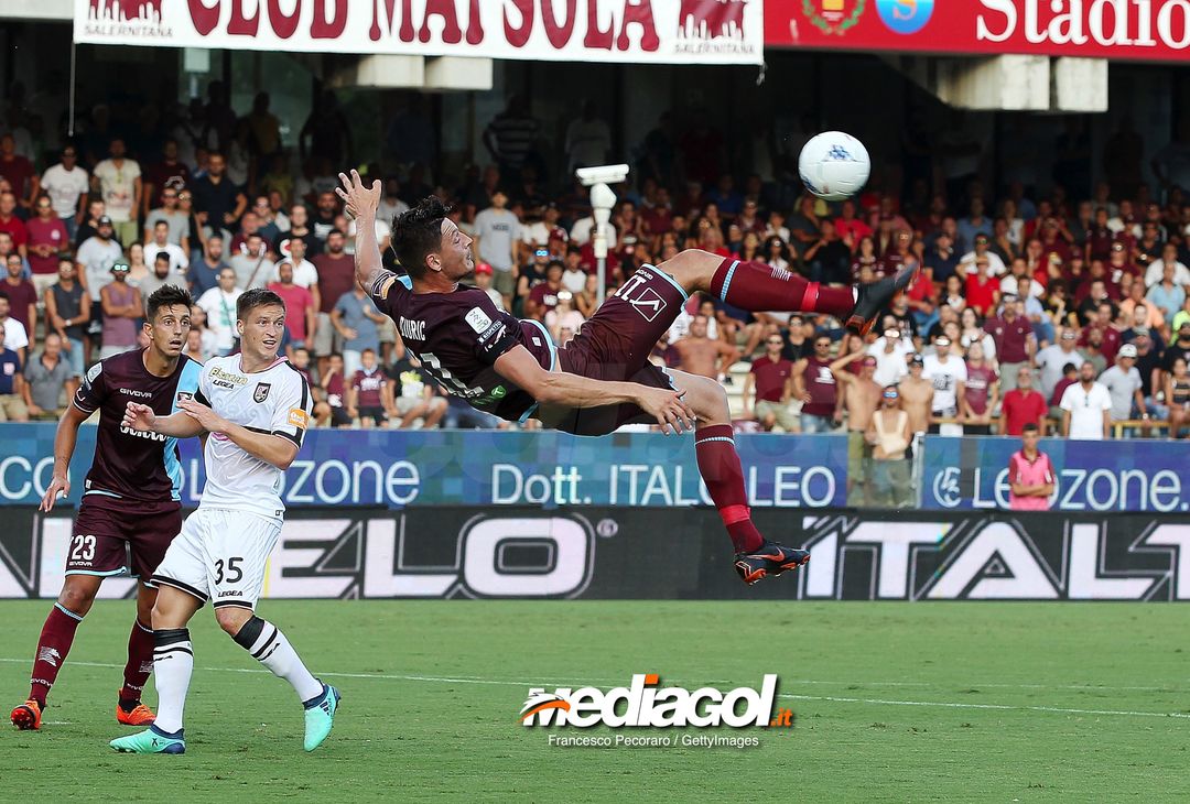  SALERNO, ITALY - AUGUST 25: Milan Djuric of US Salernitana in action during the Serie B match between US Salernitana and US Citta di Palermo on August 25, 2018 in Salerno, Italy.  (Photo by Francesco Pecoraro/Getty Images) 