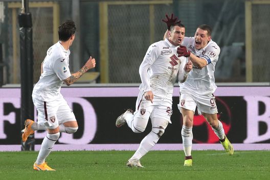 BERGAMO, ITALY - FEBRUARY 06: Federico Bonzzoli of Torino FC celebrates with team mate Andrea Belotti after scoring their side's third goal during the Serie A match between Atalanta BC and Torino FC at Gewiss Stadium on February 06, 2021 in Bergamo, Italy. Sporting stadiums around Italy remain under strict restrictions due to the Coronavirus Pandemic as Government social distancing laws prohibit fans inside venues resulting in games being played behind closed doors. (Photo by Emilio Andreoli/Getty Images) BERGAMO, ITALY - FEBRUARY 06: Federico Bonzzoli of Torino FC celebrates with team mate Andrea Belotti after scoring their side's third goal during the Serie A match between Atalanta BC and Torino FC at Gewiss Stadium on February 06, 2021 in Bergamo, Italy. Sporting stadiums around Italy remain under strict restrictions due to the Coronavirus Pandemic as Government social distancing laws prohibit fans inside venues resulting in games being played behind closed doors. (Photo by Emilio Andreoli/Getty Images)