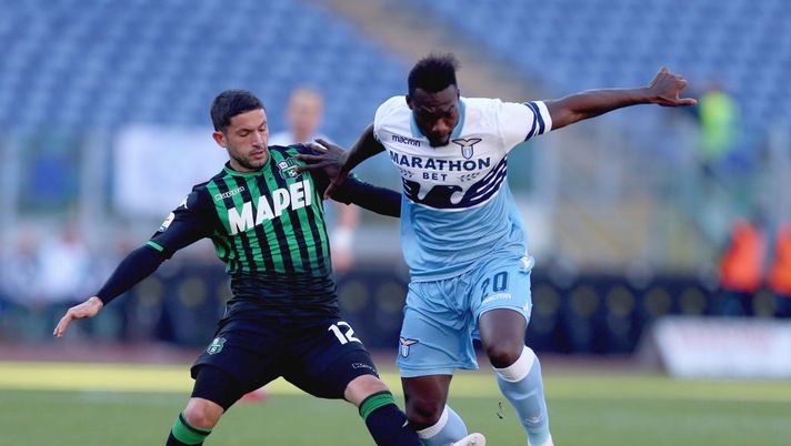 ROME, ITALY - APRIL 07: Felipe Anderson of SS Lazio competes for the ball with Stefano Sensi of US Sassuolo during the Serie A match between SS Lazio and US Sassuolo at Stadio Olimpico on April 7, 2019 in Rome, Italy.  (Photo by Paolo Bruno/Getty Images) 