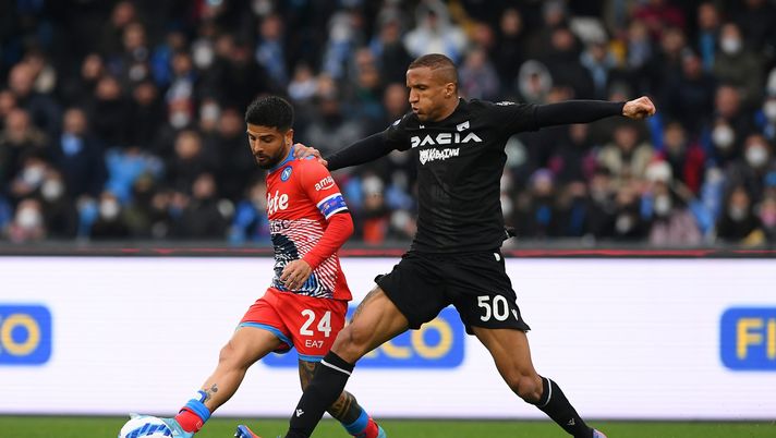 NAPLES, ITALY - MARCH 19: Lorenzo Insigne of SSC Napoli battles for possession with Rodrigo Becao of Udinese Calcio during the Serie A match between SSC Napoli and Udinese Calcio at Stadio Diego Armando Maradona on March 19, 2022 in Naples, Italy. (Photo by Francesco Pecoraro/Getty Images) VIDEO Insigne “collabora” con un raccattapalle: l’episodio durante Napoli-Udinese - immagine 1