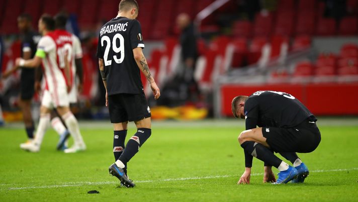AMSTERDAM, NETHERLANDS - FEBRUARY 25: Dejected Lille players Domagoj Bradaric (l) and Sven Botman react after loosing the UEFA Europa League Round of 32 match between AFC Ajax and Lille OSC at Johan Cruijff Arena on February 25, 2021 in Amsterdam, Netherlands. Sporting stadiums around Netherlands remain under strict restrictions due to the Coronavirus Pandemic as Government social distancing laws prohibit fans inside venues resulting in games being played behind closed doors. (Photo by Dean Mouhtaropoulos/Getty Images) Coupe de France: sette casi positivi Covid a Lille prima del derby contro il Lens - immagine 1