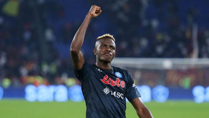 ROME, ITALY - OCTOBER 23: Victor Osimhen of SSC Napoli celebrates following their side's victory in the Serie A match between AS Roma and SSC Napoli at Stadio Olimpico on October 23, 2022 in Rome, Italy. (Photo by Paolo Bruno/Getty Images) Da Osimhen e Kvara a Zielinski e Anguissa: la formazione del Napoli per la Champions - immagine 1