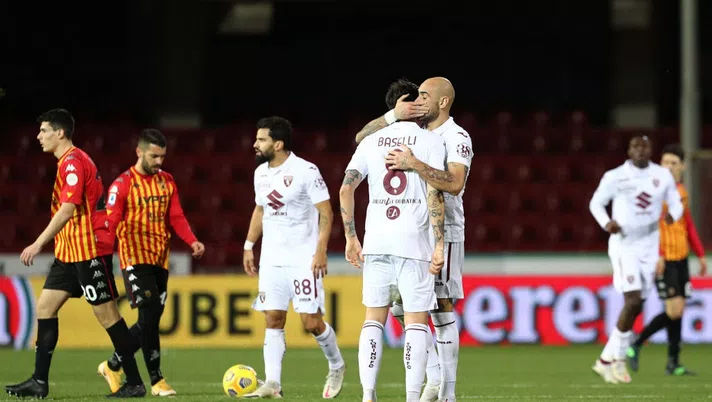 BENEVENTO, ITALY - JANUARY 22: Simone Zaza of Torino celerbates scoring the 2nd Torino goal with Daniele Baselli of Torino during the Serie A match between Benevento Calcio and Torino FC  at Stadio Ciro Vigorito on January 22, 2021 in Benevento, Italy. (Photo by Francesco Pecoraro/Getty Images)