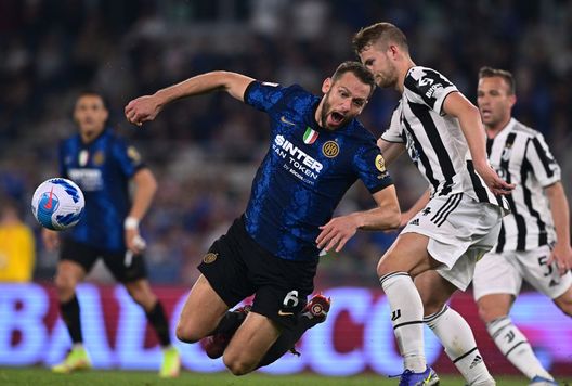 ROME, ITALY - MAY 11: Stefan de Vrij of FC Internazionale in action during the coppa Italia Final match between Juventus and FC Internazionale at Stadio Olimpico on May 11, 2022 in Rome, Italy. (Photo by Mattia Ozbot - Inter/Inter via Getty Images) Inter, parte solo un big dietro e si apre uno scenario nuovo per de Vrij- immagine 2