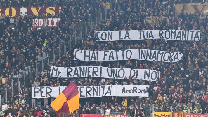 Roma-Cagliari, l’Olimpico elogia Ranieri con coro e striscione: “Uno di noi per l’eternità” - immagine 1
