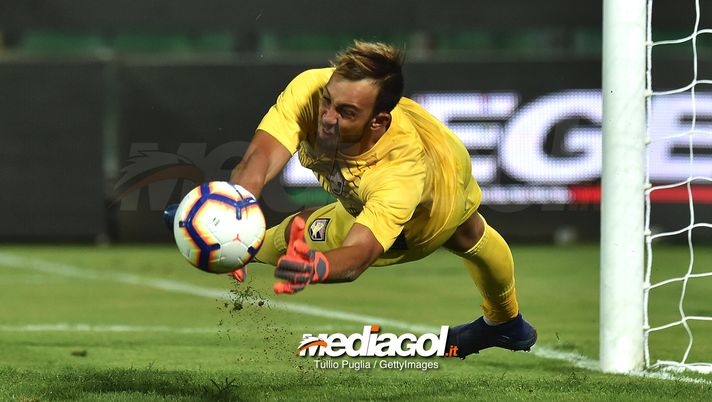 PALERMO, ITALY - AUGUST 05:  Alberto Brignoli goalkeeper of Palermo saves a penalty during the TIM Cup match between US Citta' di Palermo and Vicenza Calcio at Stadio Renzo Barbera on August 5, 2018 in Palermo, Italy.  (Photo by Tullio M. Puglia/Getty Images) 