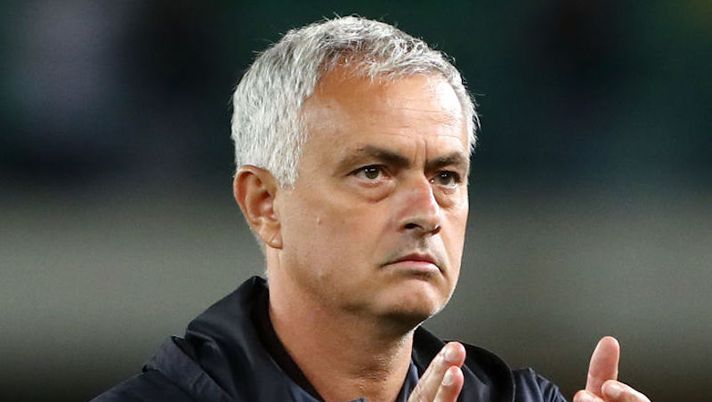 VERONA, ITALY - SEPTEMBER 19: Jose Mourinho, Head Coach of AS Roma applauds the fans following the Serie A match between Hellas and AS Roma at Stadio Marcantonio Bentegodi on September 19, 2021 in Verona, Italy. (Photo by Marco Luzzani/Getty Images) Mourinho: “Non mi avete chiesto di Vina, ma ci sarà! Pellegrini, cazzata dell’arbitro” - immagine 1