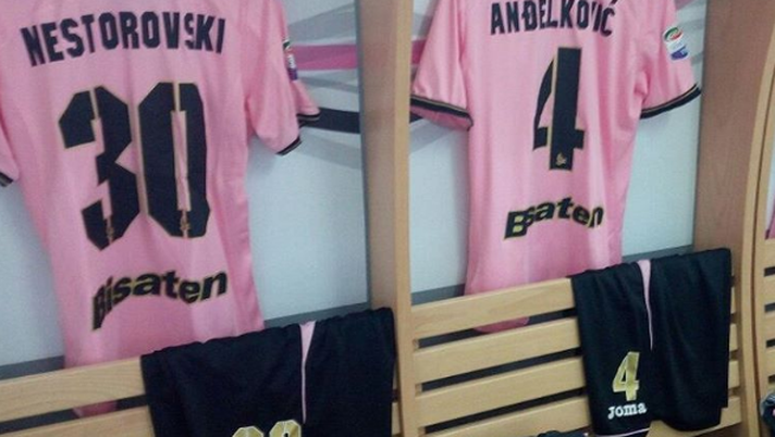 Palermo-Genoa: foto dallo spogliatoio rosanero, ecco le maglie che userà la squadra di Bortoluzzi  Palermo-Genoa: foto dallo spogliatoio rosanero, ecco le maglie che userà la squadra di Bortoluzzi