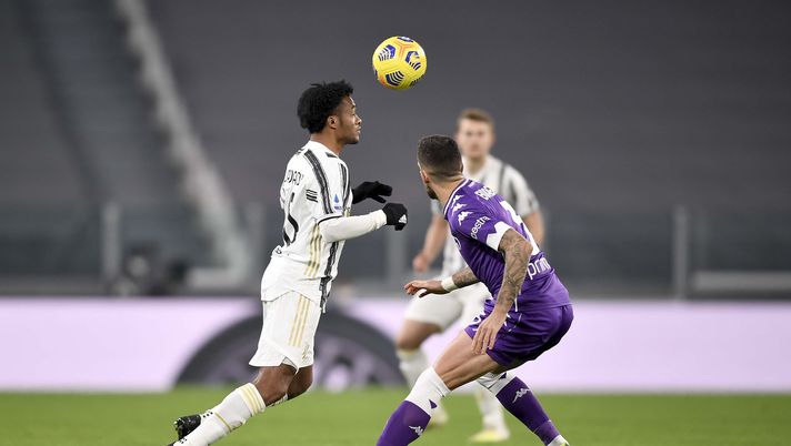 TURIN, ITALY - DECEMBER 22: Juan Cuadrado of Juventus competes for the ball with Cristiano Biraghi of ACF Fiorentina during the Serie A match between Juventus and ACF Fiorentina at Allianz Stadium on December 22, 2020 in Turin, Italy. Sporting stadiums around Italy remain under strict restrictions due to the Coronavirus Pandemic as Government social distancing laws prohibit fans inside venues resulting in games being played behind closed doors. (Photo by Daniele Badolato - Juventus FC/Juventus FC via Getty Images) TURIN, ITALY - DECEMBER 22: Juan Cuadrado of Juventus competes for the ball with Cristiano Biraghi of ACF Fiorentina during the Serie A match between Juventus and ACF Fiorentina at Allianz Stadium on December 22, 2020 in Turin, Italy. Sporting stadiums around Italy remain under strict restrictions due to the Coronavirus Pandemic as Government social distancing laws prohibit fans inside venues resulting in games being played behind closed doors. (Photo by Daniele Badolato - Juventus FC/Juventus FC via Getty Images)