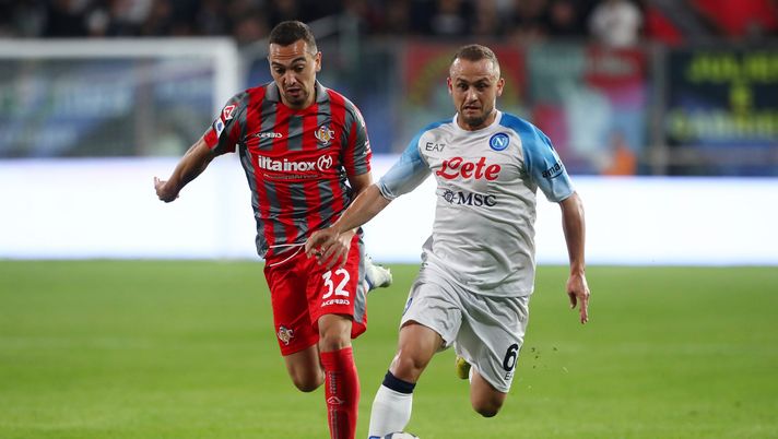 CREMONA, ITALY - OCTOBER 09: Mario Rui of Napoli runs with the ball Gonzalo Escalante of Cremonese during the Serie A match between US Cremonese and SSC Napoli at Stadio Giovanni Zini on October 09, 2022 in Cremona, Italy. (Photo by Marco Luzzani/Getty Images) napoli