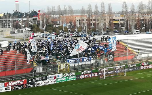 Tifosi lariani al Brianteo di Monza Tifosi lariani al Brianteo di Monza