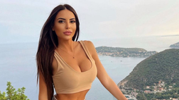 Maria Luisa Jacobelli, décolleté super sensuale. La vista è ‘oscurata’ dalle sue curve