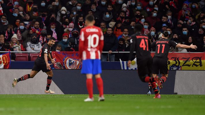 MADRID, SPAIN - NOVEMBER 24: Junior Messias of AC Milan celebrates after scoring their side's first goal during the UEFA Champions League group B match between Atletico Madrid and AC Milan at Wanda Metropolitano on November 24, 2021 in Madrid, Spain. (Photo by Denis Doyle/Getty Images) Derby a distanza in Champions: Milan e Inter entrambe vittoriose, il precedente del 2005 - immagine 1
