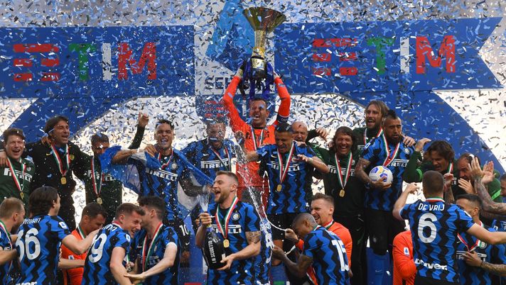 MILAN, ITALY - MAY 23: Players and staff of FC Internazionale celebrate withthe trophy for the victory of nineteenth "scudetto" at the end of the last Serie A match between FC Internazionale Milano and Udinese Calcio at Stadio Giuseppe Meazza on May 23, 2021 in Milan, Italy. Sporting stadiums around Italy remain under strict restrictions due to the Coronavirus Pandemic as Government social distancing laws prohibit fans inside venues resulting in games being played behind closed doors (Photo by Claudio Villa - Inter/Inter via Getty Images) MILAN, ITALY - MAY 23: Players and staff of FC Internazionale celebrate withthe trophy for the victory of nineteenth "scudetto" at the end of the last Serie A match between FC Internazionale Milano and Udinese Calcio at Stadio Giuseppe Meazza on May 23, 2021 in Milan, Italy. Sporting stadiums around Italy remain under strict restrictions due to the Coronavirus Pandemic as Government social distancing laws prohibit fans inside venues resulting in games being played behind closed doors (Photo by Claudio Villa - Inter/Inter via Getty Images)