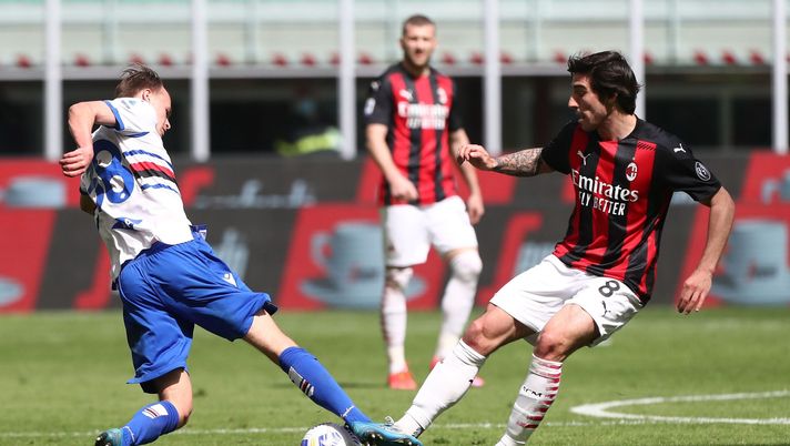MILAN, ITALY - APRIL 03: Sandro Tonali (R) of AC Milan competes for the ball with Mikkel Damsgaard (R) of UC Sampdoria during the Serie A match between AC Milan and UC Sampdoria at Stadio Giuseppe Meazza on April 03, 2021 in Milan, Italy. Sporting stadiums around Italy remain under strict restrictions due to the Coronavirus Pandemic as Government social distancing laws prohibit fans inside venues resulting in games being played behind closed doors. (Photo by Marco Luzzani/Getty Images) 