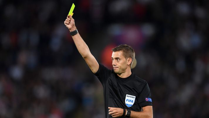LEICESTER, ENGLAND - SEPTEMBER 11: Referee Clément Turpin shows a yellow card during the international friendly match between England and Switzerland at The King Power Stadium on September 11, 2018 in Leicester, United Kingdom. (Photo by Laurence Griffiths/Getty Images) LEICESTER, ENGLAND - SEPTEMBER 11: Referee Clément Turpin shows a yellow card during the international friendly match between England and Switzerland at The King Power Stadium on September 11, 2018 in Leicester, United Kingdom. (Photo by Laurence Griffiths/Getty Images)