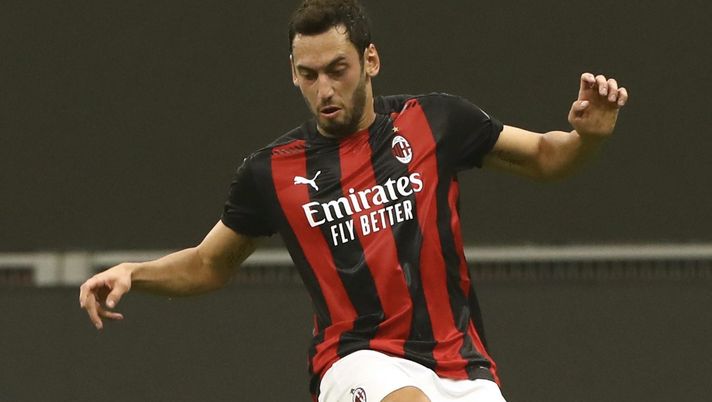 Hakan Calhanoglu (centrocampista AC Milan) durante Milan-Lille 0-3 (Europa League 2020-2021) | AC Milan News (Getty Images) 