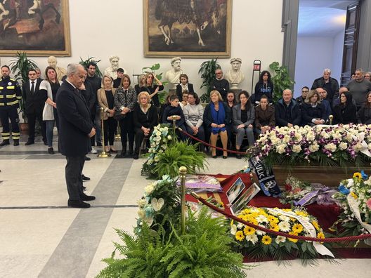 Il Ministro Piantedosi alla camera ardente per Suor Paola Il Ministro Piantedosi alla camera ardente per Suor Paola