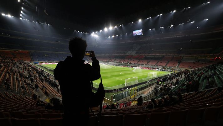 MILAN, ITALY - FEBRUARY 05: A general view as a fan takes a photo of the stadium prior to the Coppa Italia Quarter Final match between AC Milan and AS Roma at Stadio Giuseppe Meazza on February 05, 2025 in Milan, Italy.  (Photo by Marco Luzzani/Getty Images)  Milan spettatori