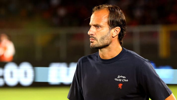 LECCE, ITALY - SEPTEMBER 22: Head coach of Genoa Alberto Gilardino looks on prior the Serie A TIM match between US Lecce and Genoa CFC at Stadio Via del Mare on September 22, 2023 in Lecce, Italy. (Photo by Maurizio Lagana/Getty Images) Gilardino: “Perché Malinovskyi fuori, vi spiego! Gudmundsson, Retegui e quando torna Messias” - immagine 1