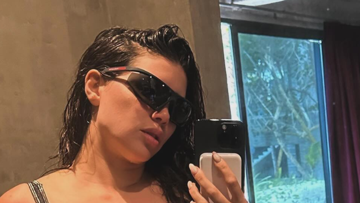 Wanda, scatto hot sui social. Décoleté super per lady Icardi in costume - immagine 1