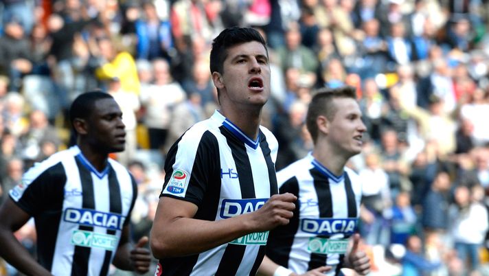 UDINE, ITALY - APRIL 23:  Stipe Perica of Udinese Calcio celebrates after scoring his opening goal during the Serie A match between Udinese Calcio and Cagliari Calcio at Stadio Friuli on April 23, 2017 in Udine, Italy.  (Photo by Dino Panato/Getty Images) 