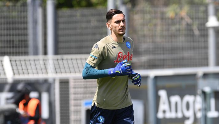 LA SPEZIA, ITALY - MAY 08: Alex Meret of Napoli during warm ups ahead of the Serie A match between Spezia Calcio and SSC Napoli at Stadio Alberto Picco on May 08, 2021 in La Spezia, Italy. Sporting stadiums around Italy remain under strict restrictions due to the Coronavirus Pandemic as Government social distancing laws prohibit fans inside venues resulting in games being played behind closed doors. (Photo by SSC NAPOLI/SSC NAPOLI via Getty Images) LA SPEZIA, ITALY - MAY 08: Alex Meret of Napoli during warm ups ahead of the Serie A match between Spezia Calcio and SSC Napoli at Stadio Alberto Picco on May 08, 2021 in La Spezia, Italy. Sporting stadiums around Italy remain under strict restrictions due to the Coronavirus Pandemic as Government social distancing laws prohibit fans inside venues resulting in games being played behind closed doors. (Photo by SSC NAPOLI/SSC NAPOLI via Getty Images)