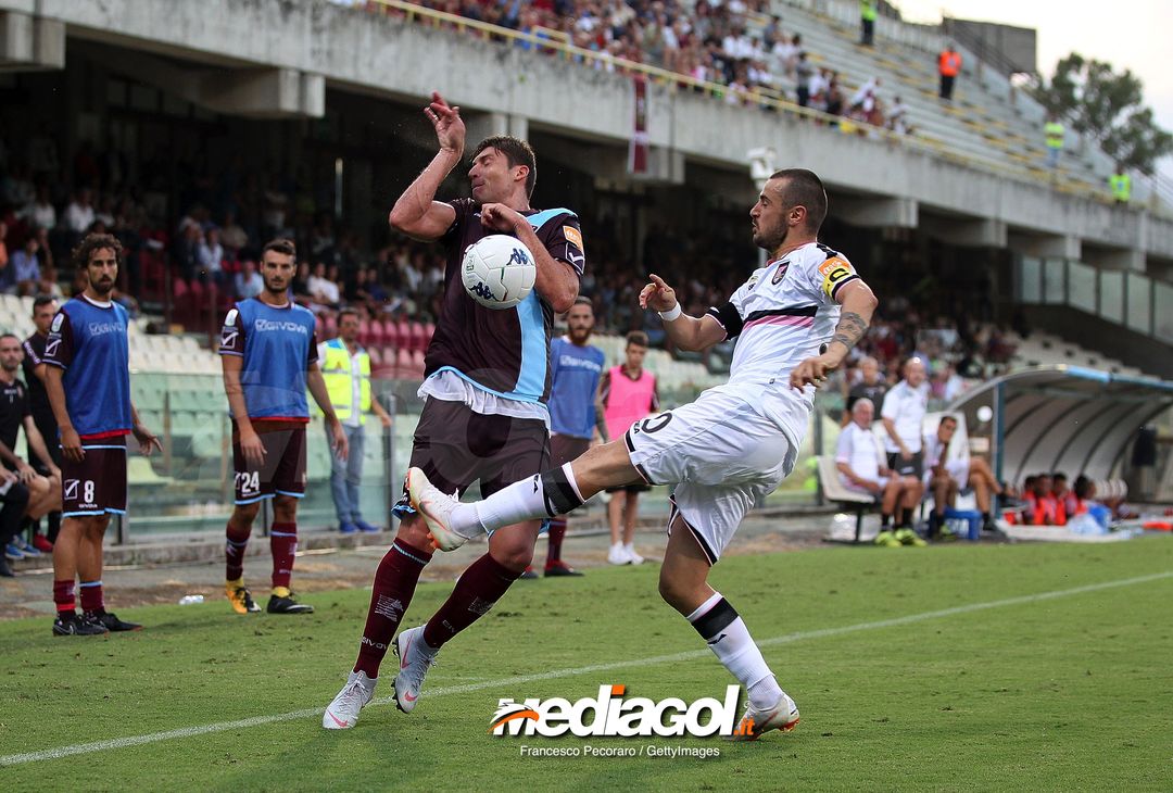  SALERNO, ITALY - AUGUST 25: Player of US Salernitana Francesco Di Tacchio vies with US Citta di Palermo player Ilija Nestorovski during the Serie B match between US Salernitana and US Citta di Palermo on August 25, 2018 in Salerno, Italy.  (Photo by Francesco Pecoraro/Getty Images) 