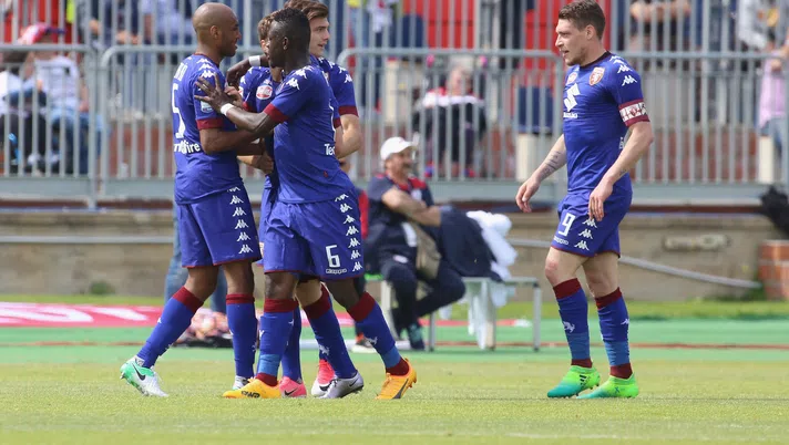 CAGLIARI, ITALY - APRIL 09: Ljajic Adem of Torino celebrates his goal 1-1 with the team-mates    during the Serie A match between Cagliari Calcio and FC Torino at Stadio Sant'Elia on April 9, 2017 in Cagliari, Italy.  (Photo by Enrico Locci/Getty Images)