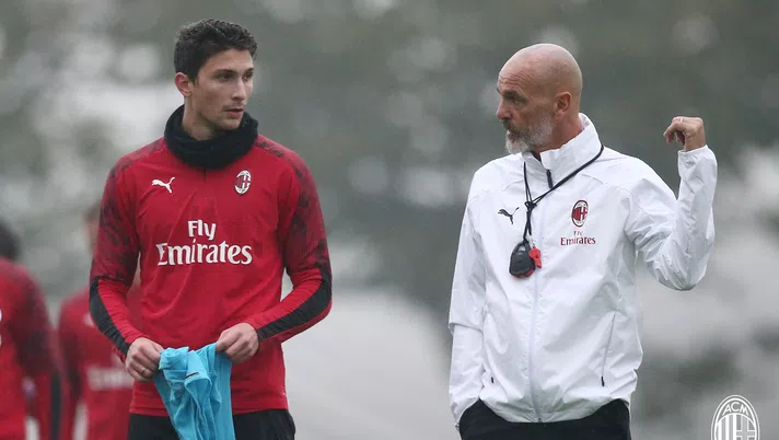 Mattia Caldara in allenamento a Milanello sotto gli occhi del tecnico del Milan, Stefano Pioli (credits: GETTY Images)