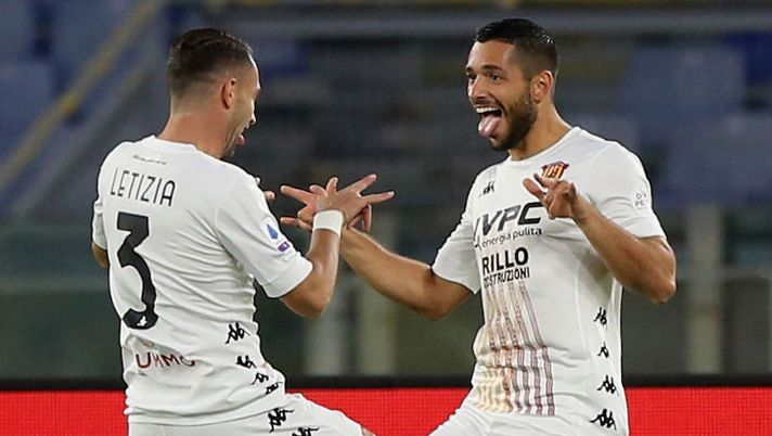 ROME, ITALY - OCTOBER 18: Gianluca Caprari with his teammates of Benevento Calcio celebrates after scoring the opening goal during the Serie A match between AS Roma and Benevento Calcio at Stadio Olimpico on October 18, 2020 in Rome, Italy. (Photo by Paolo Bruno/Getty Images) *** Local Caption *** Gianluca Caprari Benevento, la formazione anti-Milan: insegue Foulon, c’è Improta in pole - immagine 1