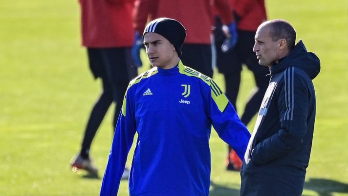 Juventus' Argentine forward Paulo Dybala (C) and Juventus' Italian head coach Massimiliano Allegri attend a training session on December 7, 2021 at the Continassa training ground in Turin, on the eve of the UEFA Champions League Group H football match against Malmo. (Photo by Marco BERTORELLO / AFP) (Photo by MARCO BERTORELLO/AFP via Getty Images) Allegri: “Dybala? Ogni tanto serve un po’ di casino, ho detto no alla richiesta! Gioca Arthur” - immagine 1