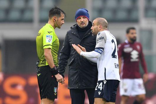TURIN, ITALY - DECEMBER 20: Referee Fabrizio Pasque speaks to Sinisa Mihajlovic, Head Coach of Bologna F.C. 1909 and Rodrigo Palacio of Bologna during the Serie A match between Torino FC and Bologna FC at Stadio Olimpico di Torino on December 20, 2020 in Turin, Italy. Sporting stadiums around Italy remain under strict restrictions due to the Coronavirus Pandemic as Government social distancing laws prohibit fans inside venues resulting in games being played behind closed doors. (Photo by Valerio Pennicino/Getty Images) TURIN, ITALY - DECEMBER 20: Referee Fabrizio Pasque speaks to Sinisa Mihajlovic, Head Coach of Bologna F.C. 1909 and Rodrigo Palacio of Bologna during the Serie A match between Torino FC and Bologna FC at Stadio Olimpico di Torino on December 20, 2020 in Turin, Italy. Sporting stadiums around Italy remain under strict restrictions due to the Coronavirus Pandemic as Government social distancing laws prohibit fans inside venues resulting in games being played behind closed doors. (Photo by Valerio Pennicino/Getty Images)