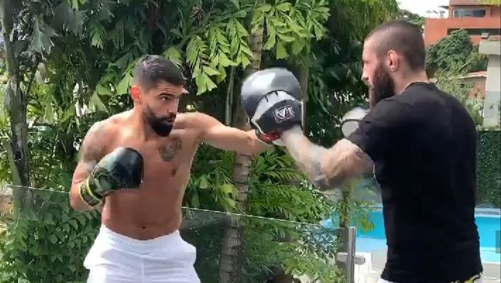 Rincon e la passione per i guantoni...che porta dritta al derby con Bentancur... Rincon e la passione per i guantoni...che porta dritta al derby con Bentancur...