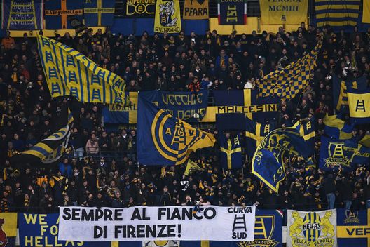 VERONA, ITALY - FEBRUARY 27: Fans show their support in the stands during the Serie A match between Hellas Verona and ACF Fiorentina at Stadio Marcantonio Bentegodi on February 27, 2023 in Verona, Italy. (Photo by Alessandro Sabattini/Getty Images) FOTO – Verona-Fiorentina, fratellanza sugli spalti: “Sempre al fianco” reciproci- immagine 3