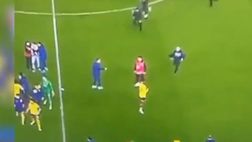 VIDEO / Batshuayi tira un calcio rotante a un tifoso dopo Trabzonspor-Fenerbahce