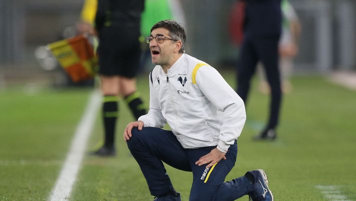 ROME, ITALY - JANUARY 31: Ivan Juric, head coach of Verona shouts team instructions during the Serie A match between AS Roma and Hellas Verona FC at Stadio Olimpico on January 31, 2021 in Rome, Italy. Sporting stadiums around Italy remain under strict restrictions due to the Coronavirus Pandemic as Government social distancing laws prohibit fans inside venues resulting in games being played behind closed doors. (Photo by Paolo Bruno/Getty Images) Juric: “Tifosi e giornalisti fuori di testa, non vedono! No a Kalinic e Lasagna insieme” - immagine 1