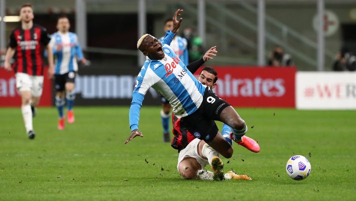 MILAN, ITALY - MARCH 14: Victor Osimhen of SSC Napoli is tackled Theo Hernandez of A.C. Milan during the Serie A match between AC Milan and SSC Napoli at Stadio Giuseppe Meazza on March 14, 2021 in Milan, Italy. Sporting stadiums around Italy remain under strict restrictions due to the Coronavirus Pandemic as Government social distancing laws prohibit fans inside venues resulting in games being played behind closed doors. (Photo by Marco Luzzani/Getty Images) Grana immensa per il Napoli: Osimhen va ko e salta il Milan! - immagine 1