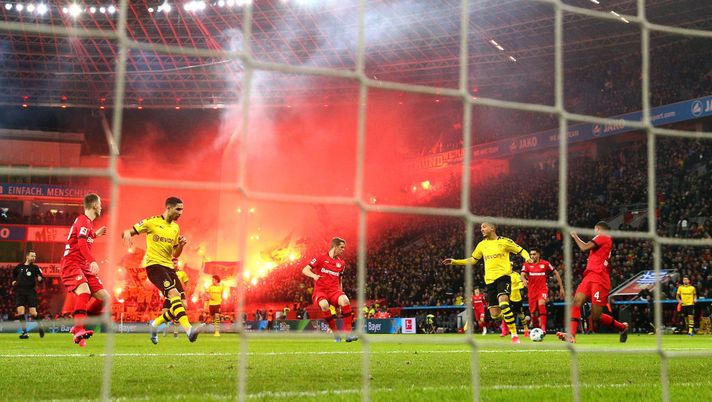 LEVERKUSEN, GERMANY - FEBRUARY 08: General view inside the stadium as fans light flares during the Bundesliga match between Bayer 04 Leverkusen and Borussia Dortmund at BayArena on February 08, 2020 in Leverkusen, Germany. (Photo by Dean Mouhtaropoulos/Bongarts/Getty Images) LEVERKUSEN, GERMANY - FEBRUARY 08: General view inside the stadium as fans light flares during the Bundesliga match between Bayer 04 Leverkusen and Borussia Dortmund at BayArena on February 08, 2020 in Leverkusen, Germany. (Photo by Dean Mouhtaropoulos/Bongarts/Getty Images)