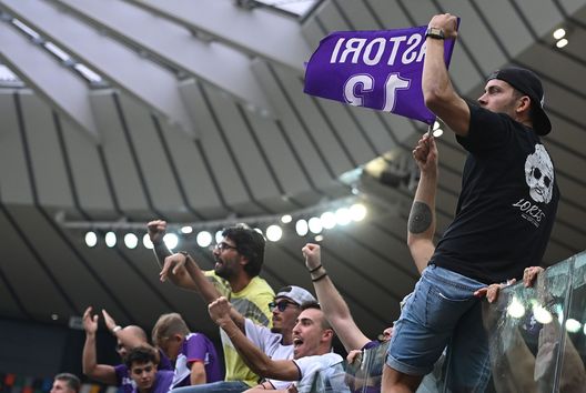 UDINE, ITALY - SEPTEMBER 26:AFC Fiorentina fans celebrate the victory during the Serie A match between Udinese Calcio and ACF Fiorentina at Dacia Arena on September 26, 2021 in Udine, Italy. (Photo by Alessandro Sabattini/Getty Images) UDINE, ITALY - SEPTEMBER 26:AFC Fiorentina fans celebrate the victory during the Serie A match between Udinese Calcio and ACF Fiorentina at Dacia Arena on September 26, 2021 in Udine, Italy. (Photo by Alessandro Sabattini/Getty Images)
